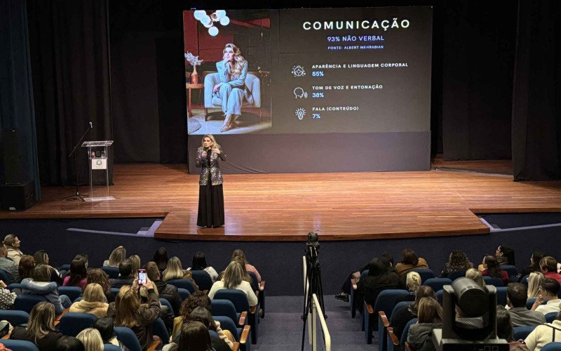 Palestra da influenciadora digital Alice Salazar no Campo Bom Expo. Summit | abc+