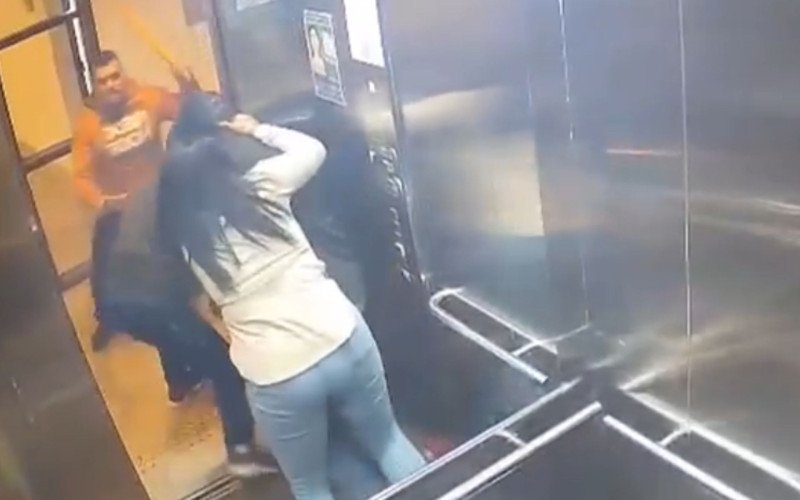 Manobrista usa porrete para defender mulher atacada a facadas pelo ex-marido | abc+