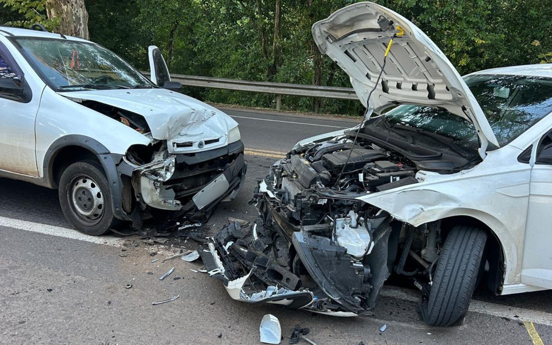 Colisão envolvendo quatro carros deixa uma pessoa ferida na BR-116 em Dois Irmãos