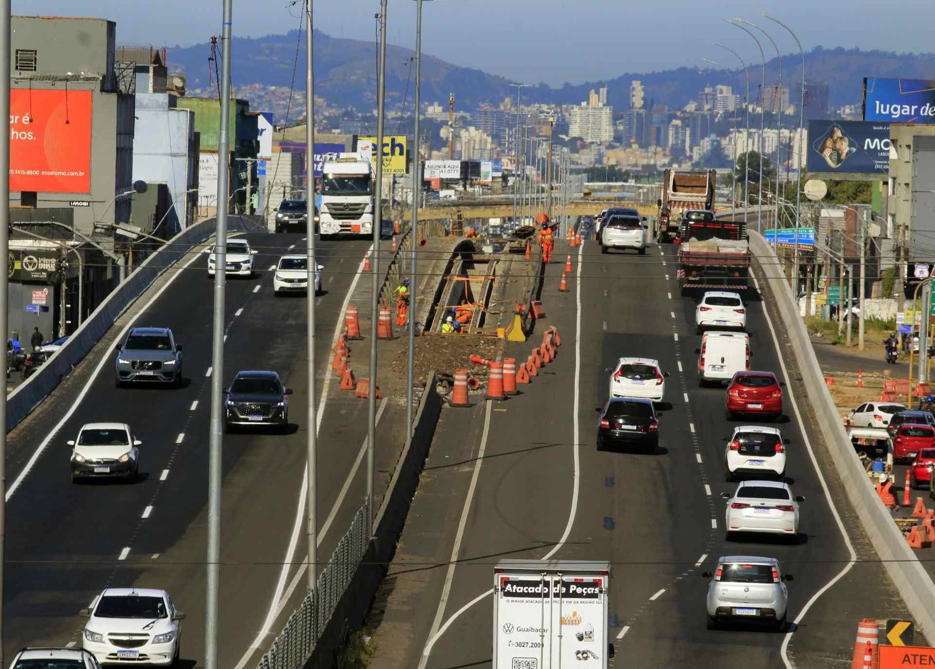 BR-116: Obra no viaduto da Metrovel avança em Canoas com lançamento de vigas no vão central