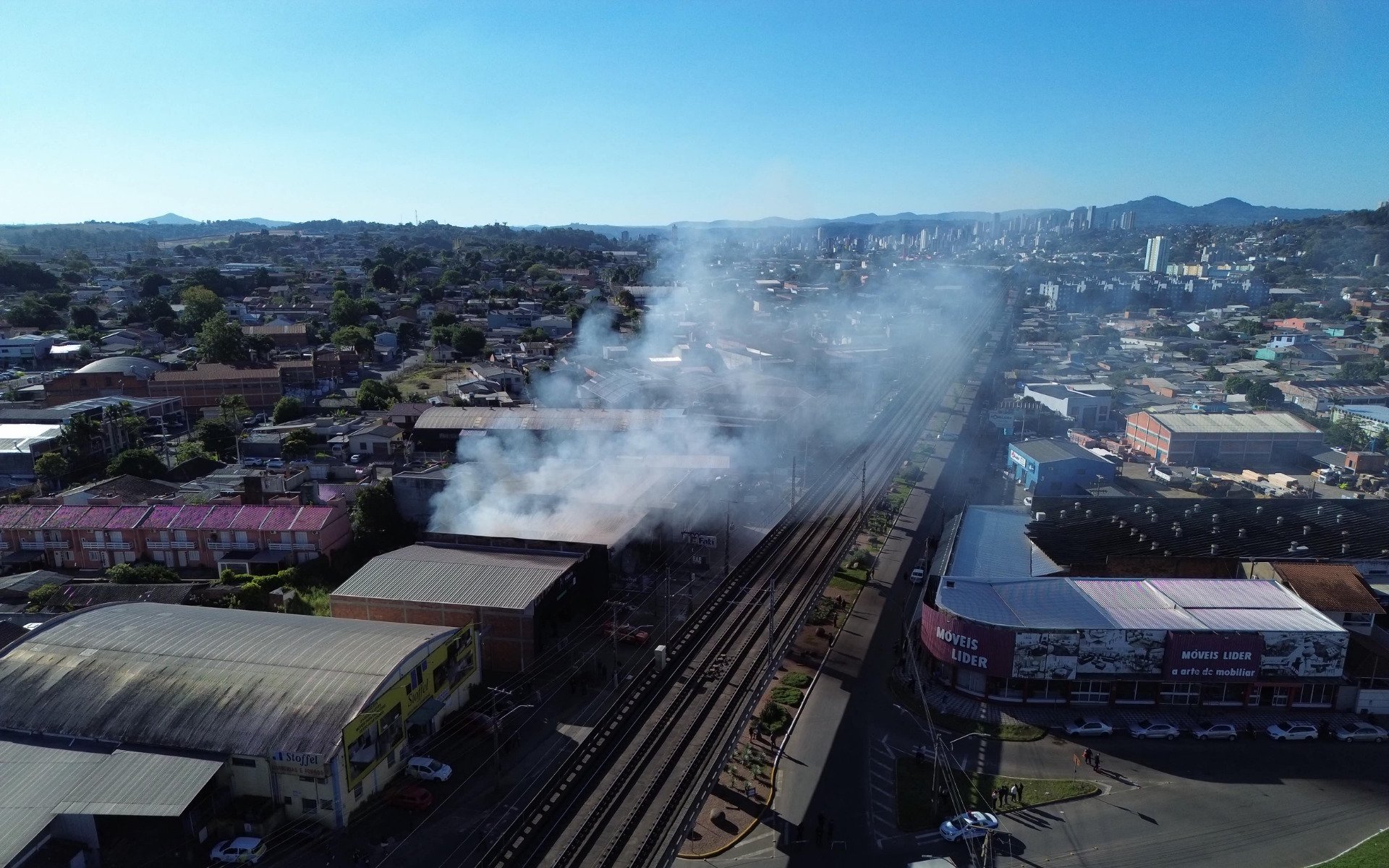 Incêndio destruiu prédio de gráfica de Novo Hamburgo na tarde desta quarta-feira