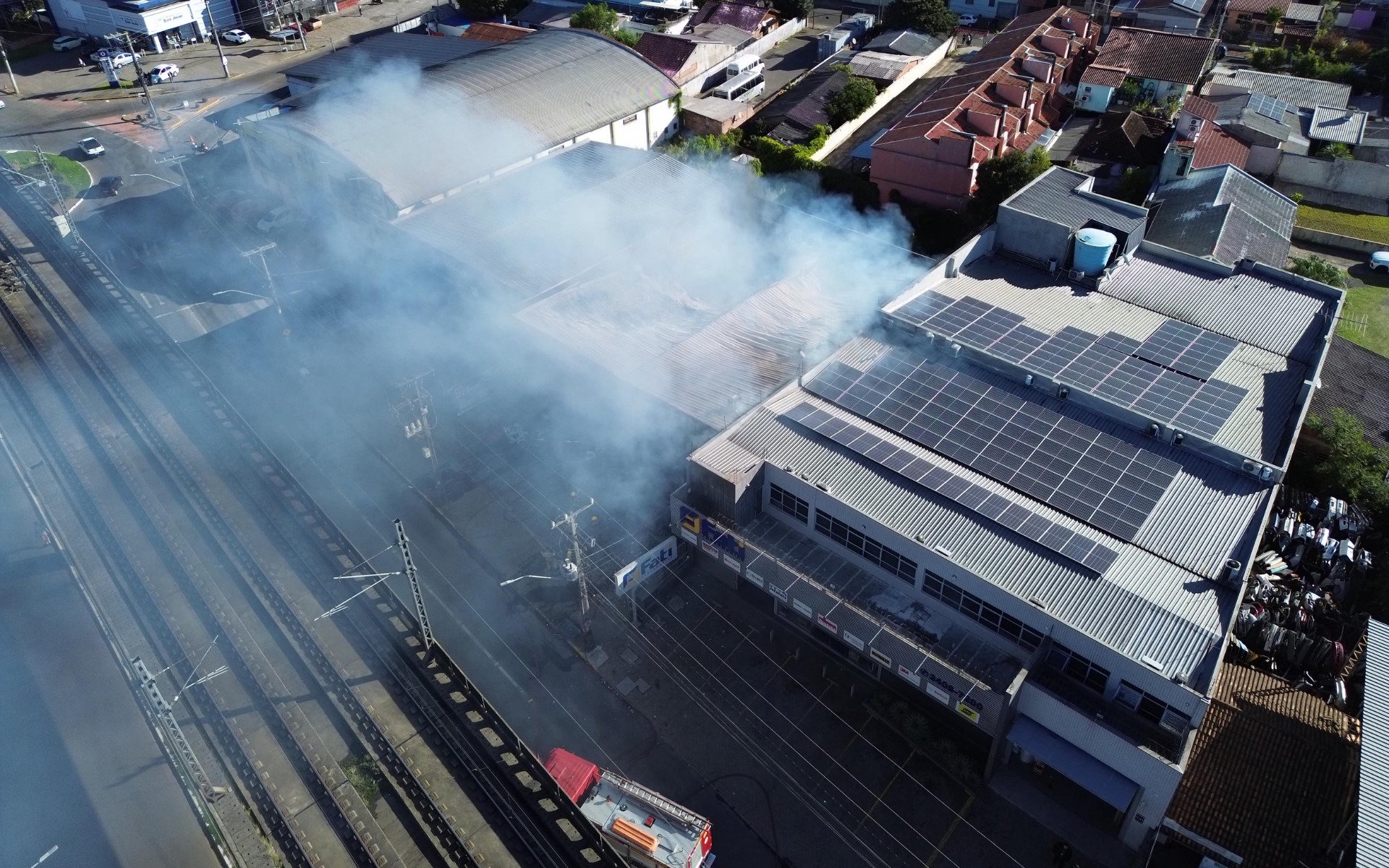 Incêndio destruiu prédio de gráfica de Novo Hamburgo na tarde desta quarta-feira