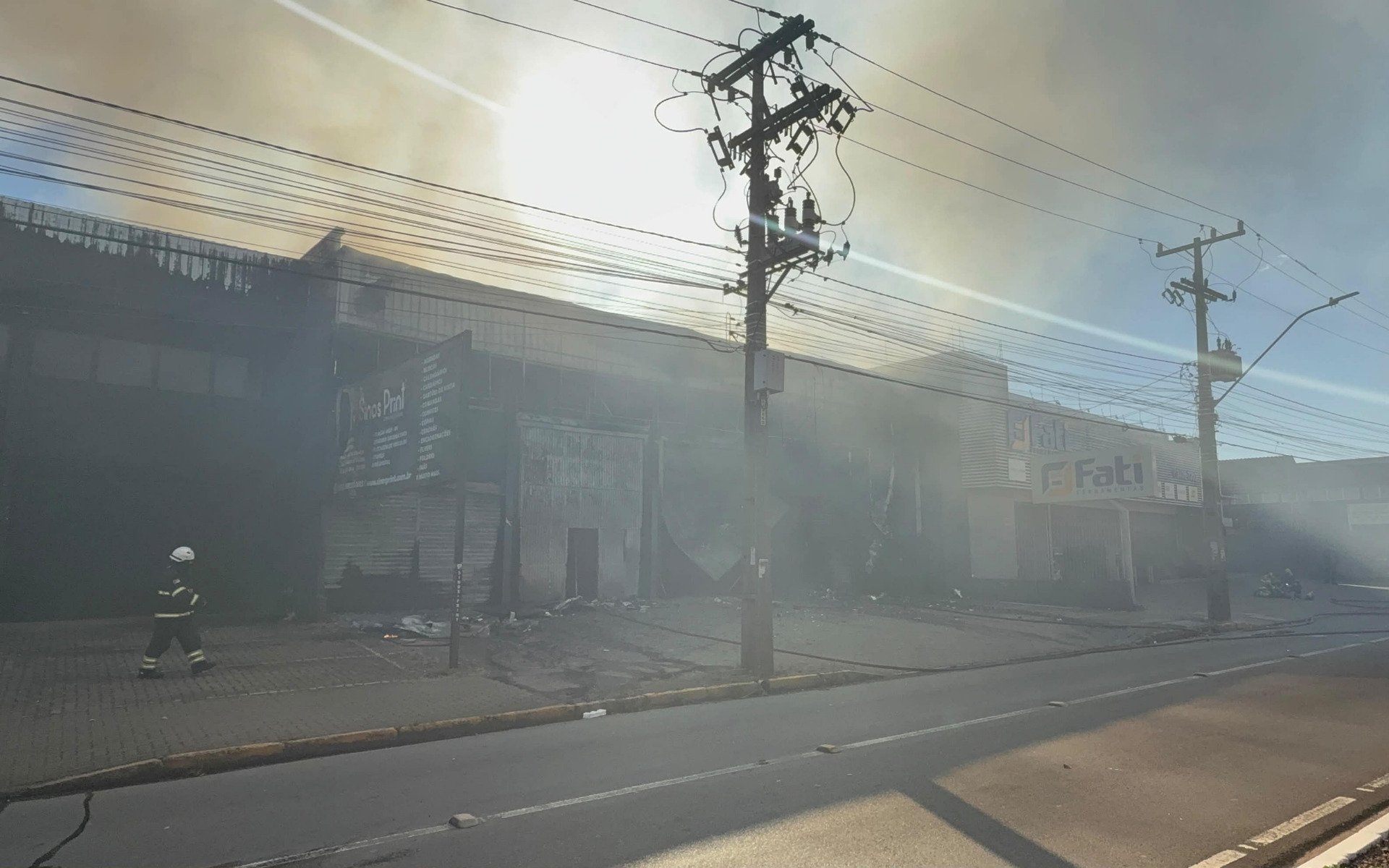 Incêndio destruiu prédio de gráfica de Novo Hamburgo na tarde desta quarta-feira
