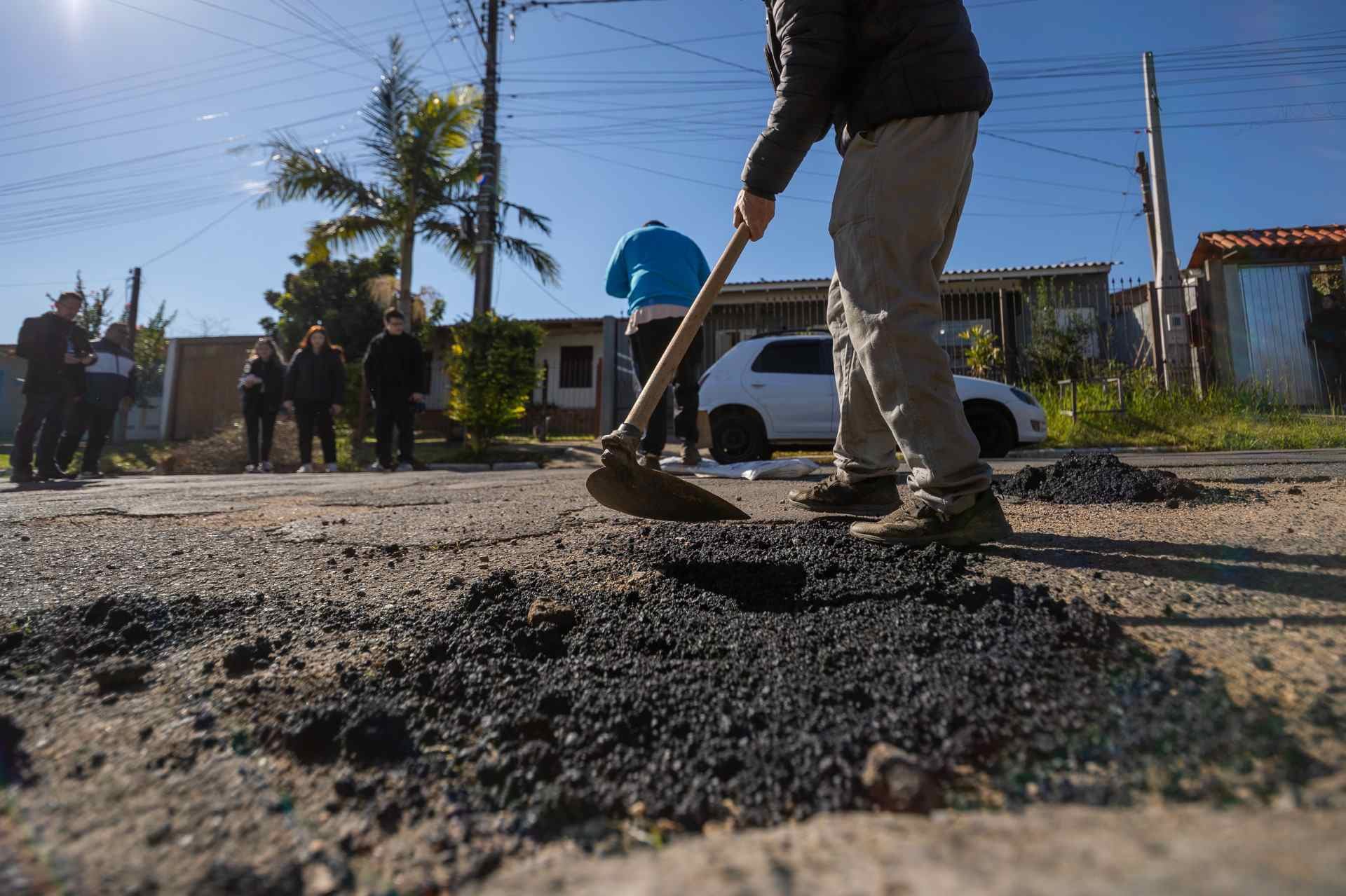 Prefeitura inicia opera&ccedil;&atilde;o tapa-buraco pelas ruas de Canoas