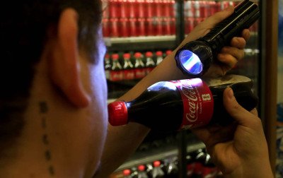 Busca por refrigerante? Furto de rótulos? Lanternas acesas? Sim. Febre das figurinhas chegou aos mercados
