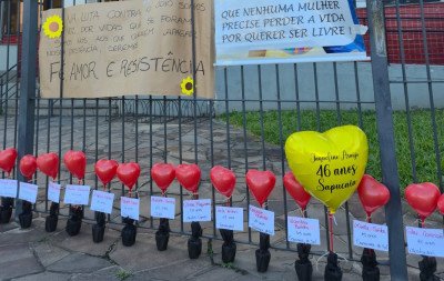 VÍDEO: Protesto é realizado em frente ao fórum onde ocorre julgamento de policial acusado de matar a esposa