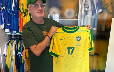 VÍDEO: Colecionador de São Leopoldo transforma paixão em acervo de 6 mil camisas de futebol