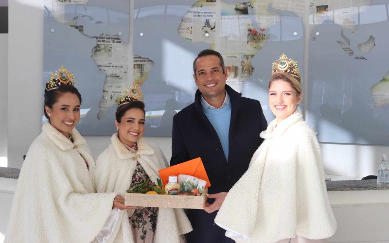 Soberanas de São Sebastião do Caí (a princesa Jade, a rainha Gabriela e a princesa Lunna), acompanhadas do prefeito João Marcos Duarte Guará, estiveram no Grupo Sinos para convidar para a Festa da Bergamota | abc+