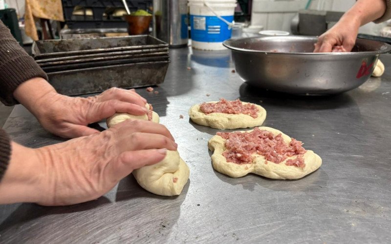Pão com linguiça é assado nos fornos coloniais, feitos pelos produtores do interior de Gramado