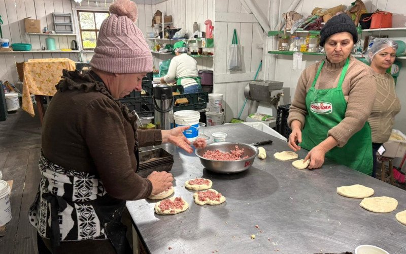 Pão com linguiça é assado nos fornos coloniais, feitos pelos produtores do interior de Gramado