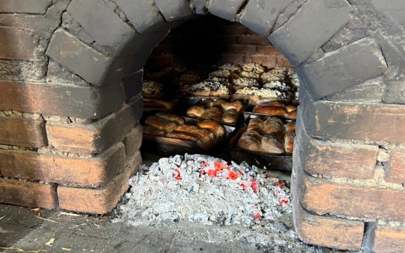 Pão com linguiça é assado nos fornos coloniais, feitos pelos produtores do interior de Gramado