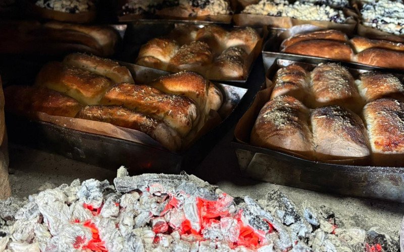 Pão com linguiça assando nos fornos de Gramado