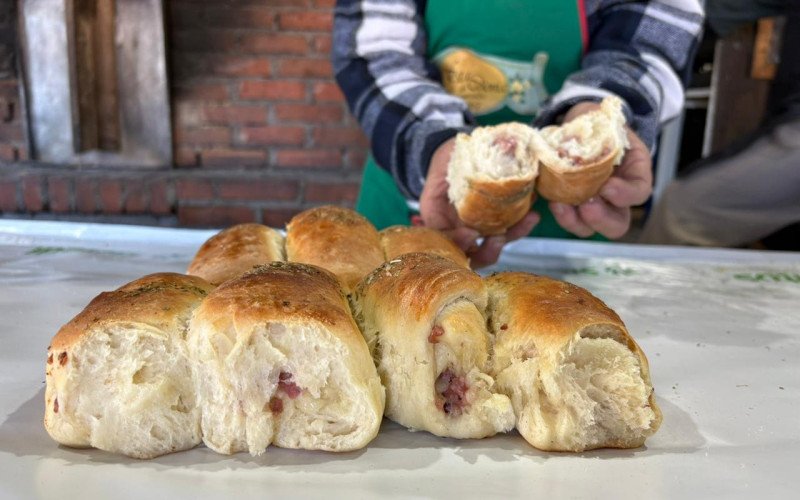 Pão com linguiça é assado nos fornos coloniais, feitos pelos produtores do interior de Gramado