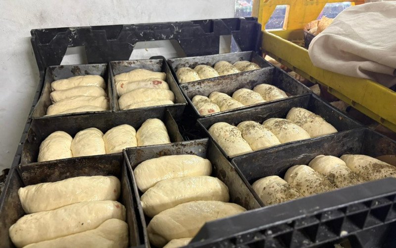 Pão com linguiça é assado nos fornos coloniais, feitos pelos produtores do interior de Gramado