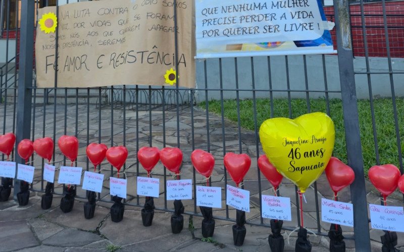 Balões lembrando as vítimas de feminicídio no RS este ano e diversos cartazes foram colocados em frente ao fórum onde ocorre julgamento de policial militar acusado de matar a esposa