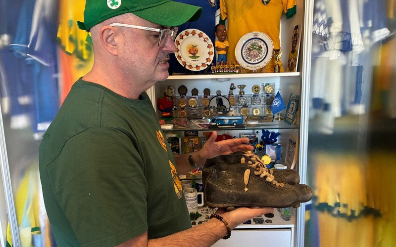 Salomão Furer Junior colecionador de camisas da Seleção Brasileira