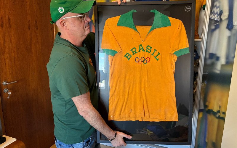 Camisas da seleção brasileira, shorts, chuteiras, ingressos e outros itens fazem parte da coleção de Salomão Furer