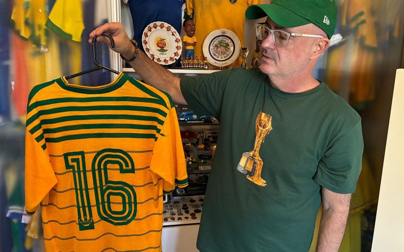 Salomão Furer Junior colecionador de camisas da Seleção Brasileira