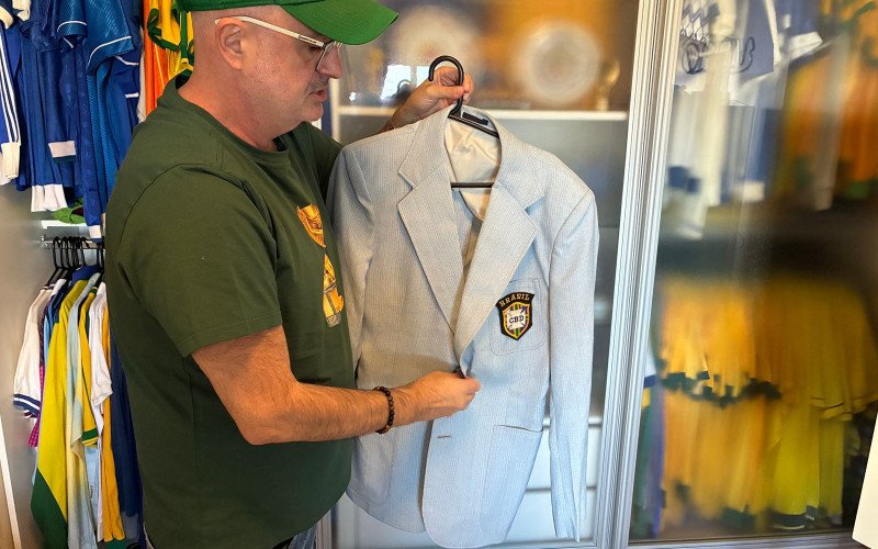 Salomão Furer Junior colecionador de camisas da Seleção Brasileira