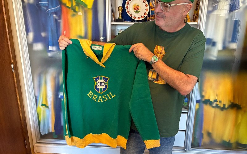 Salomão Furer Junior colecionador de camisas da Seleção Brasileira