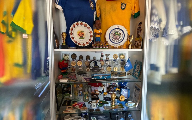 Salomão Furer Junior colecionador de camisas da Seleção Brasileira