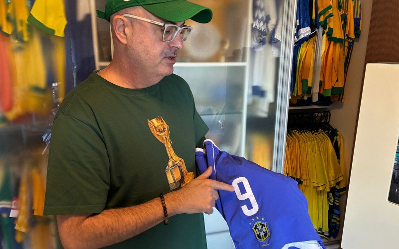 Salomão Furer Junior colecionador de camisas da Seleção Brasileira
