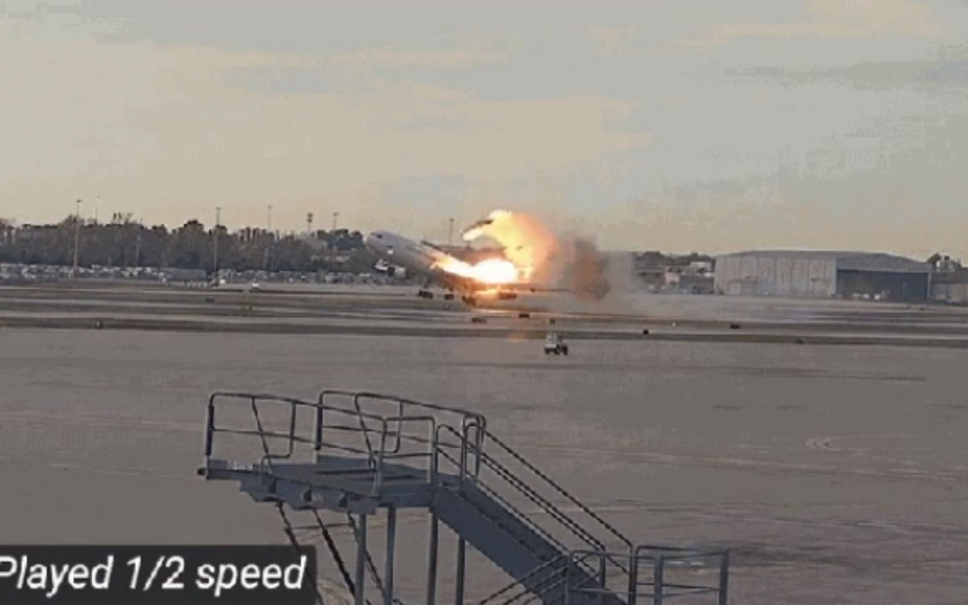V&Iacute;DEO: Novas imagens mostram motor se descolando de avi&atilde;o que explodiu