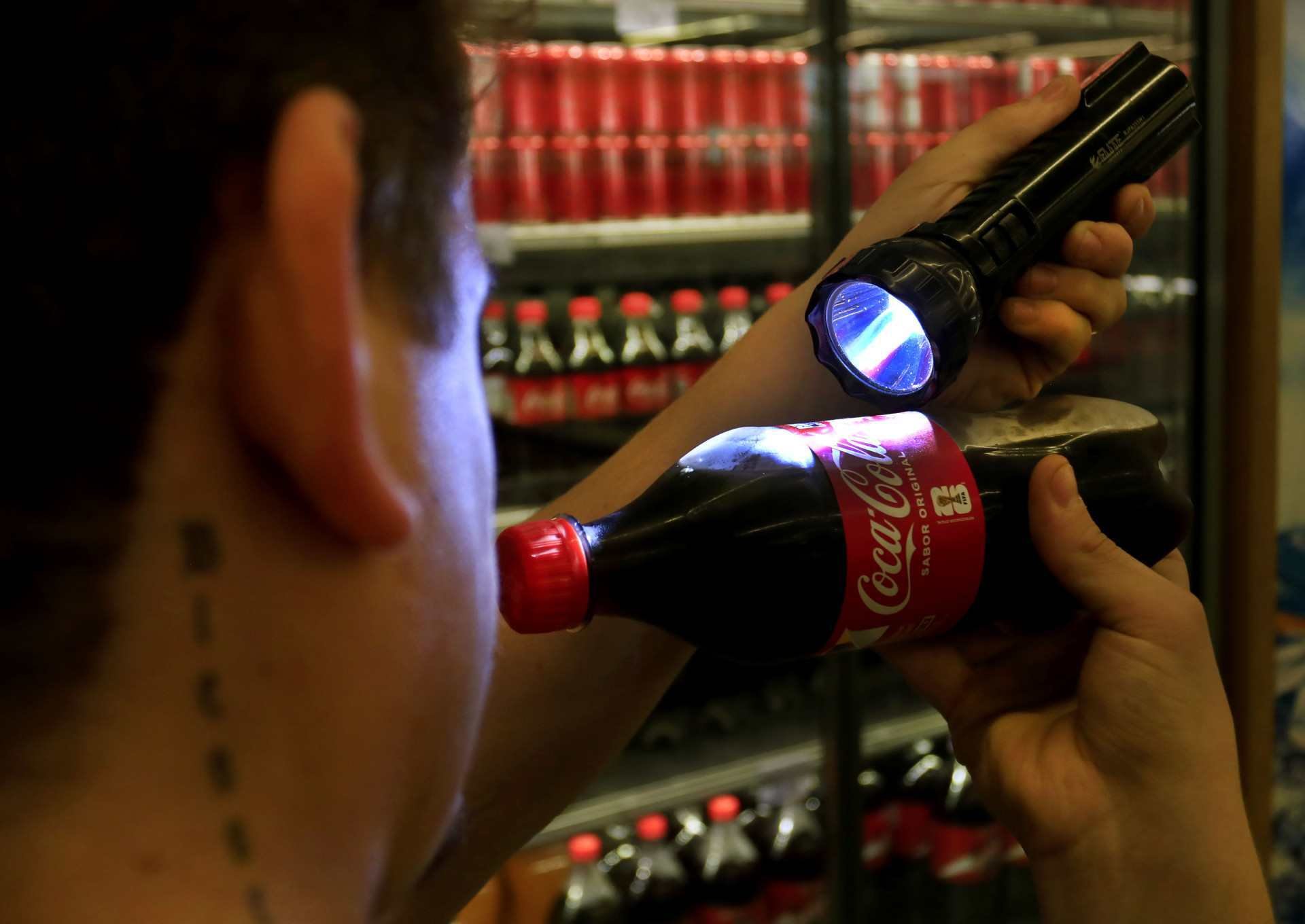 Busca por refrigerante? Furto de rótulos? Lanternas acesas? Sim. Febre das figurinhas chegou aos mercados