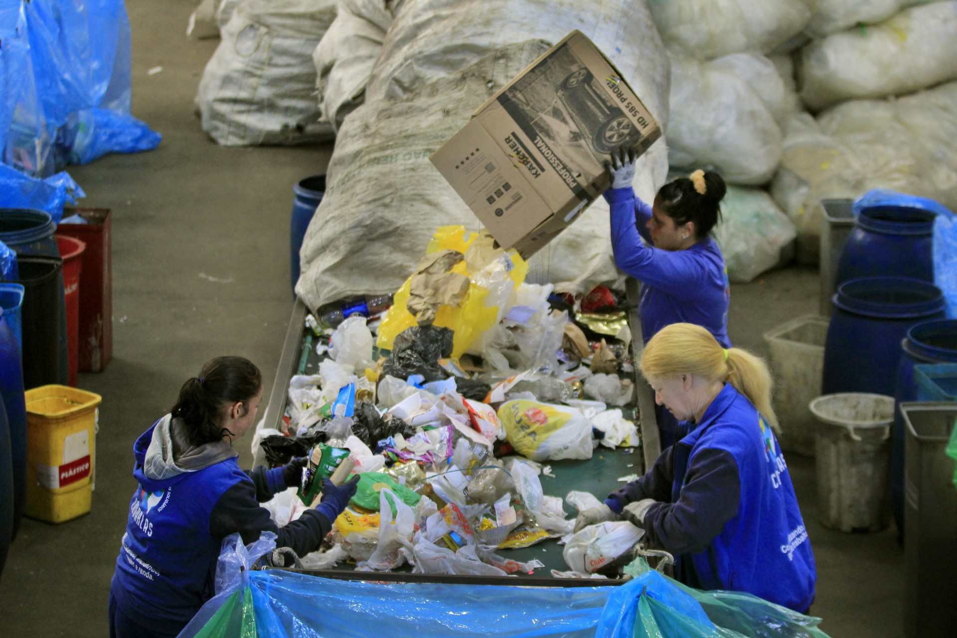 Catador &eacute; profiss&atilde;o: Como as cooperativas de reciclagem se organizam como neg&oacute;cios em Canoas