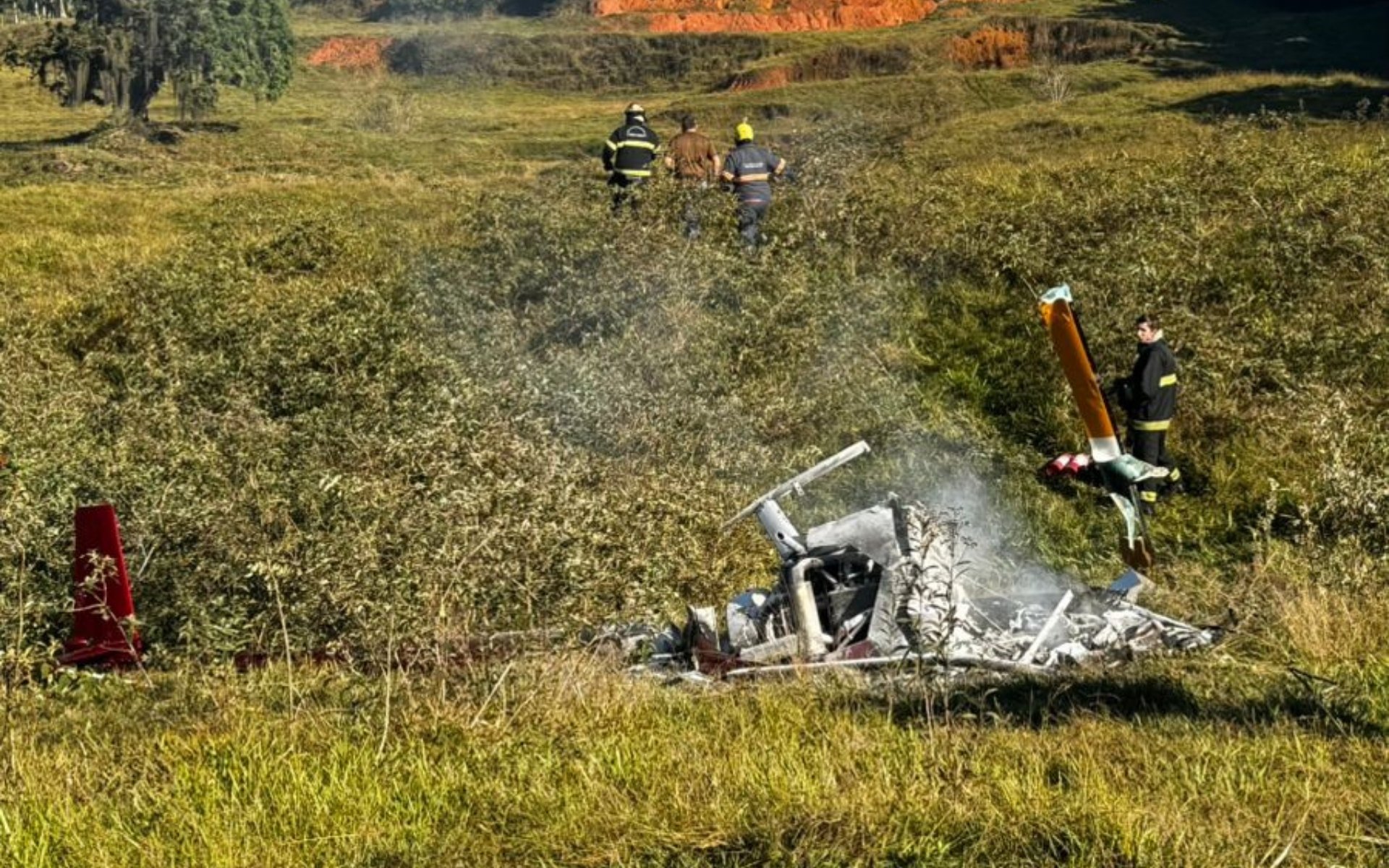 V&Iacute;DEO: Helic&oacute;ptero cai, pega fogo e uma pessoa morre em Pomerode