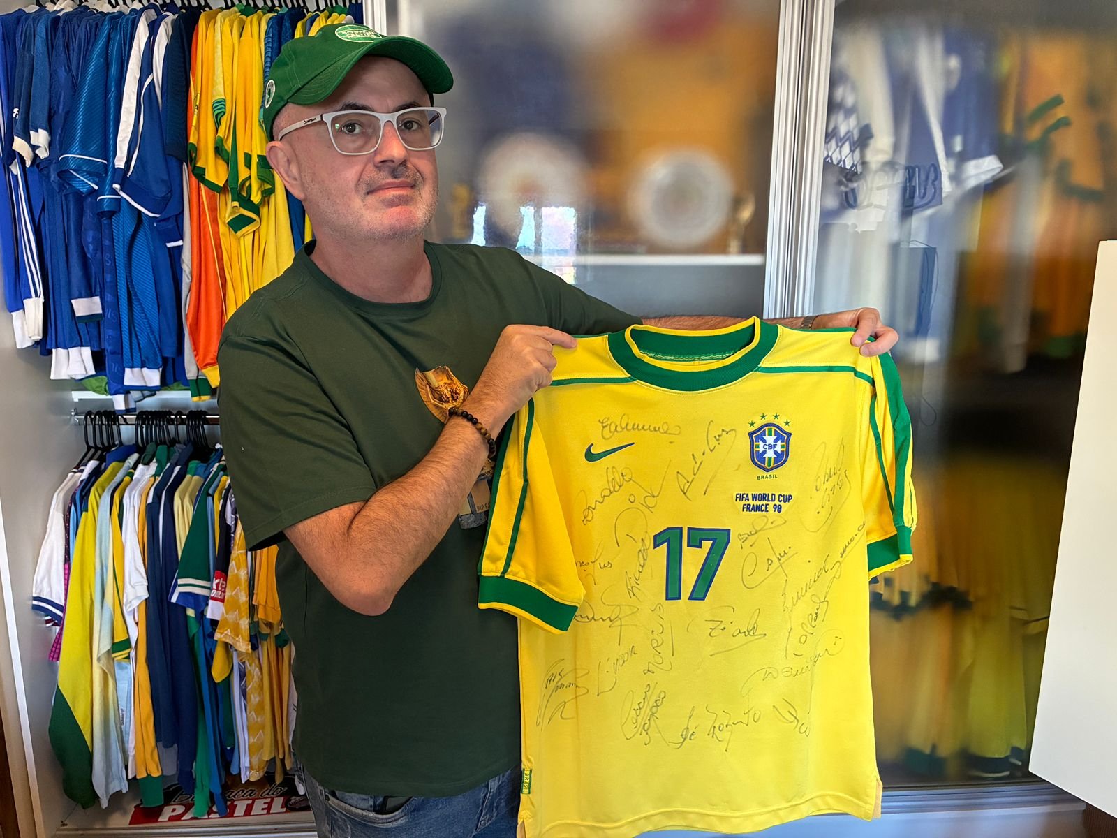 V&Iacute;DEO: Colecionador de S&atilde;o Leopoldo transforma paix&atilde;o em acervo de 6 mil camisas de futebol