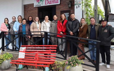 Símbolo internacional de mobilização no combate à violência contra a mulher é instalado na área central de Gramado