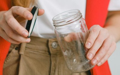 Como tirar rótulos e cola de potes de vidro: 3 truques com o que você tem em casa