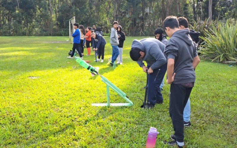 Canela promove 1ª Competição Municipal de Lançamento de Foguetes com alunos da rede escolar