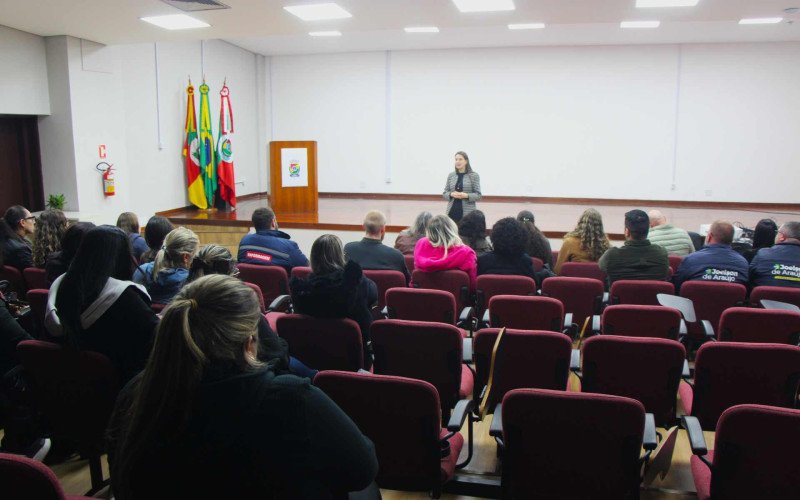 Novos funcionários passaram por capacitação na tarde desta sexta-feira (22)