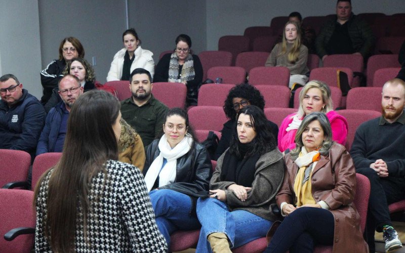 Novos funcionários passaram por capacitação na tarde desta sexta-feira (22)