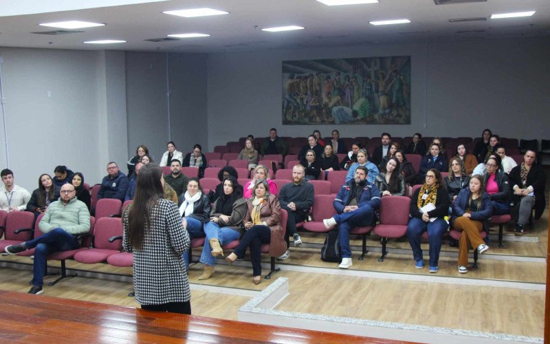 Novos funcionários passaram por capacitação na tarde desta sexta-feira (22)