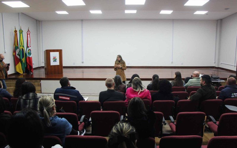 Novos funcionários passaram por capacitação na tarde desta sexta-feira (22)