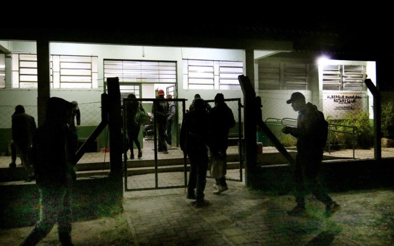 Movimento na entrada do Albergue Municipal, a partir das 19 horas, é intenso diariamente  | abc+