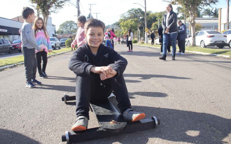 Matheus gosta do carrinho de rolim&atilde;