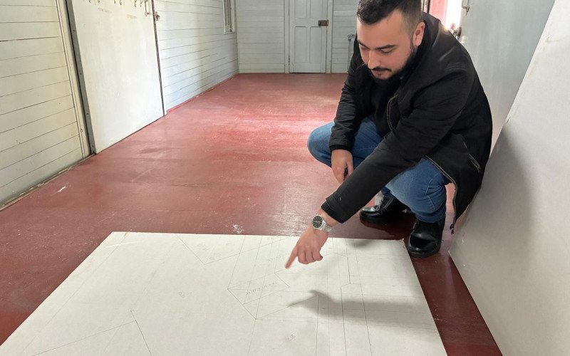 Ferromodelismo: artista Tiago Silva fez esboço da Estação Ferroviária leopoldense para nova maquete