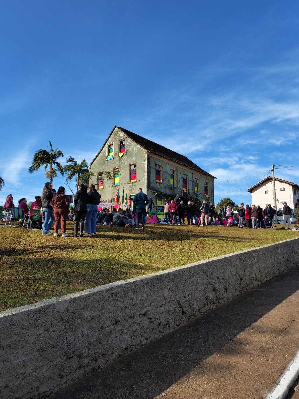 Saiba qual abraço simbólico a comunidade de São José do Hortêncio deu na manhã desta sexta-feira