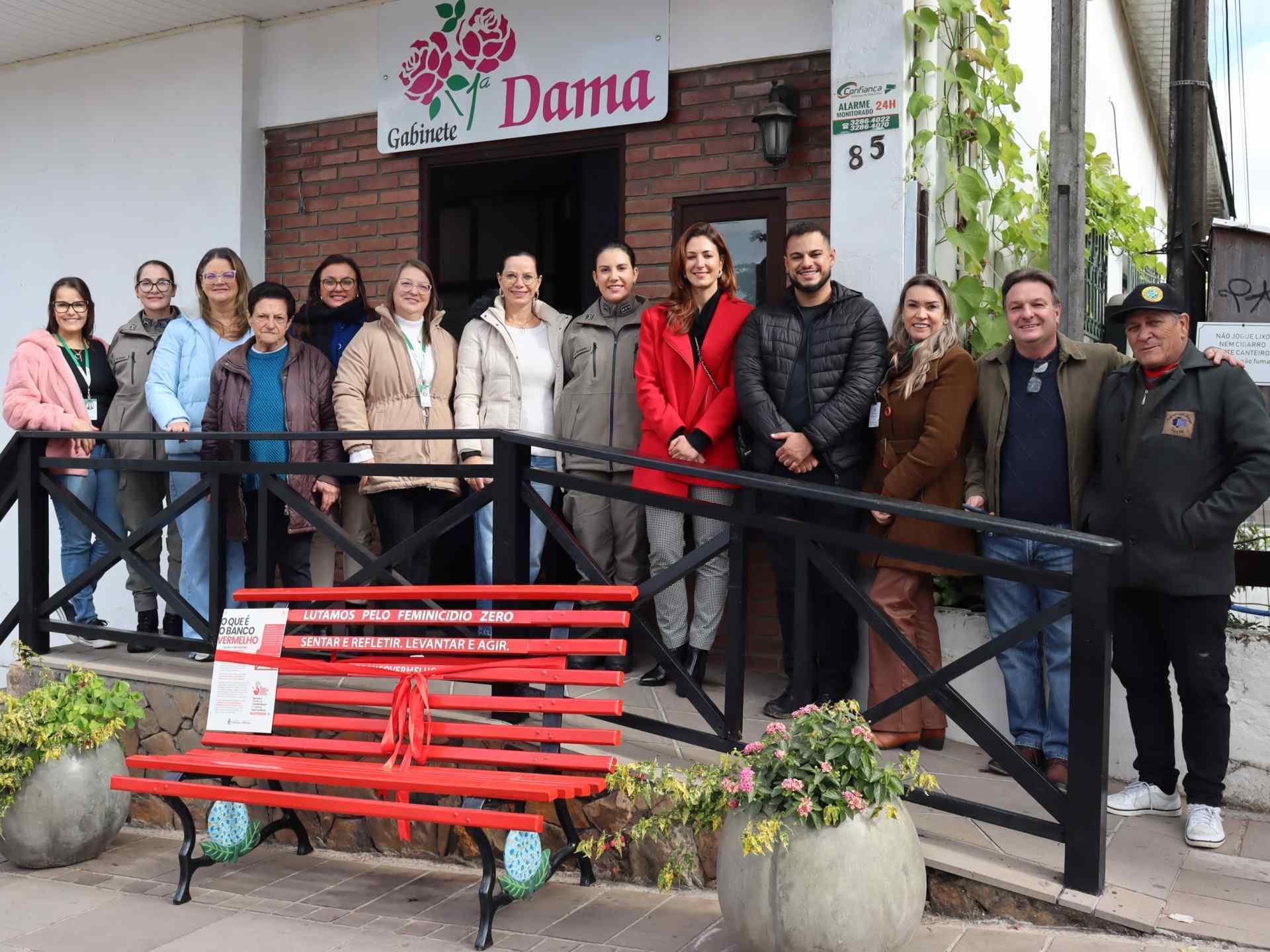Símbolo internacional de mobilização no combate à violência contra a mulher é instalado na área central de Gramado