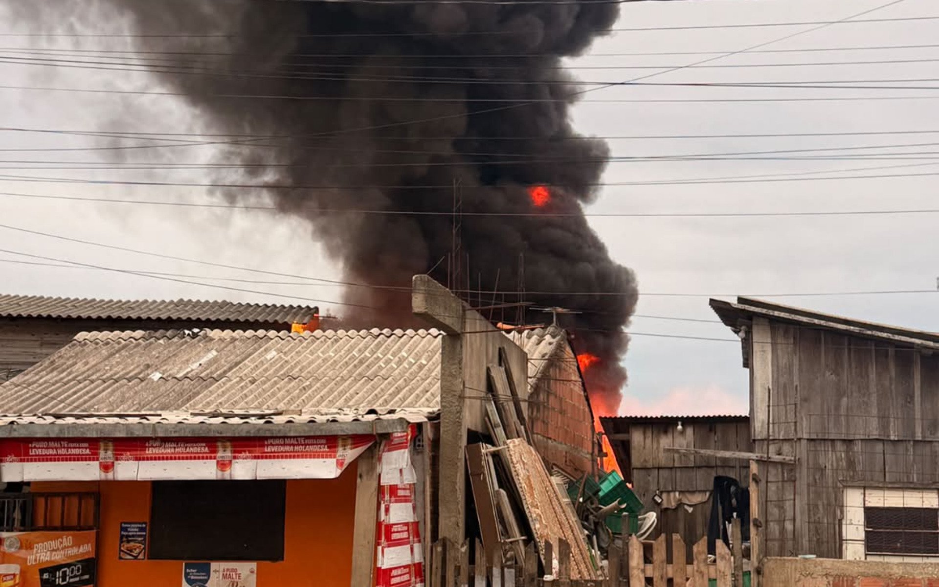 Incêndio atinge casa de São Leopoldo na tarde desta sexta-feira | abc+