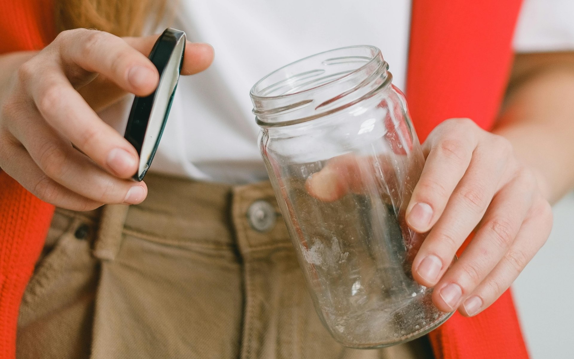 Como tirar rótulos e cola de potes de vidro: 3 truques com o que você tem em casa
