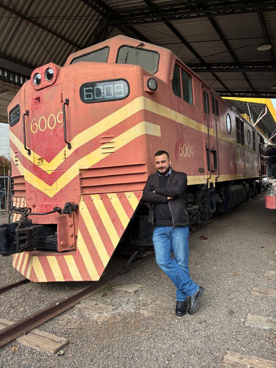 Ferromodelismo: artista Tiago Silva com uma das locomotivas do Museu do Trem, que já fez em miniatura