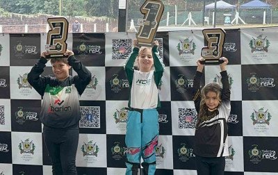 Pequena aluna de bicicross de projeto gratuito vence terceira etapa do Campeonato Gaúcho