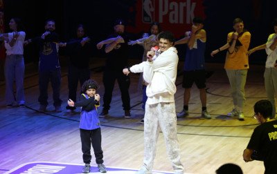 Gui Santos, do Golden State Warriors, participa de ação com fãs no NBA Park