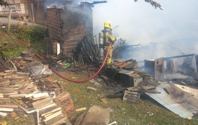 Incêndio deixa três residências destruídas em Canela
