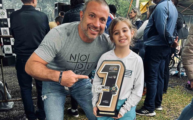 Instrutor do projeto de bicicross no Parque do Trabalhador, Fernandinho acompanhou Ester Steyer, 8 anos, que venceu a 3ª etapa do Campeonato Gaúcho de Bicicross